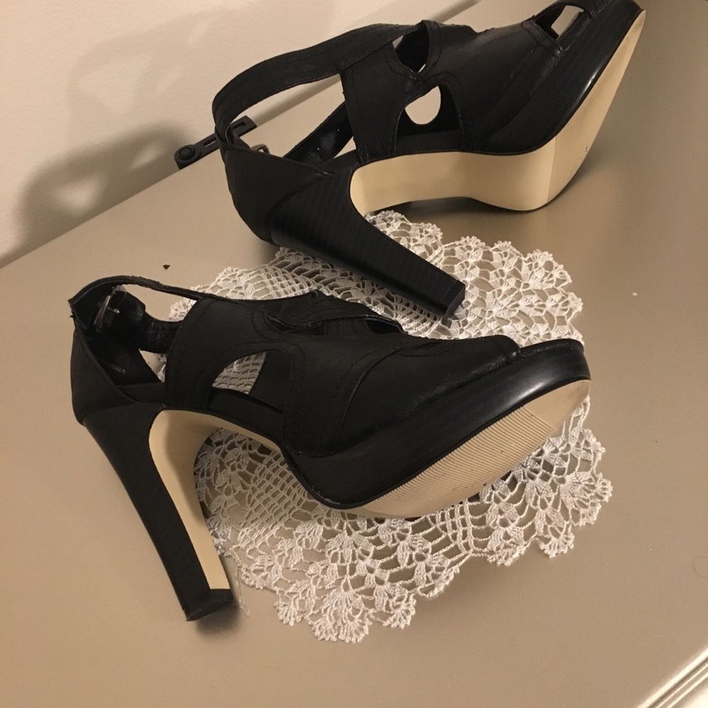 Shoe - Picture 4 of 5